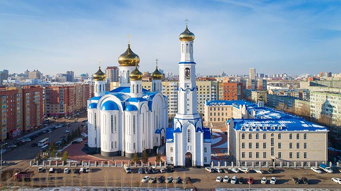 Глава Казахстанского Митрополичьего округа и казахстанские архипастыри совершили Литургию в главном храме страны