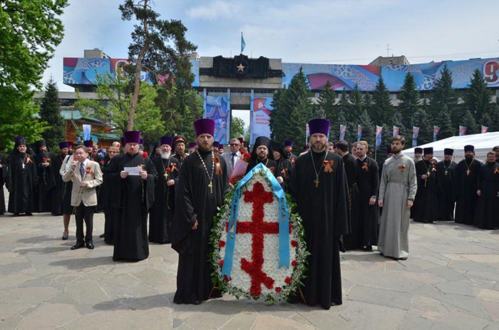 Духовенство Алма-Аты возложило цветы к мемориалу Славы в парке имени 28-ми Гвардейцев Панфиловцев