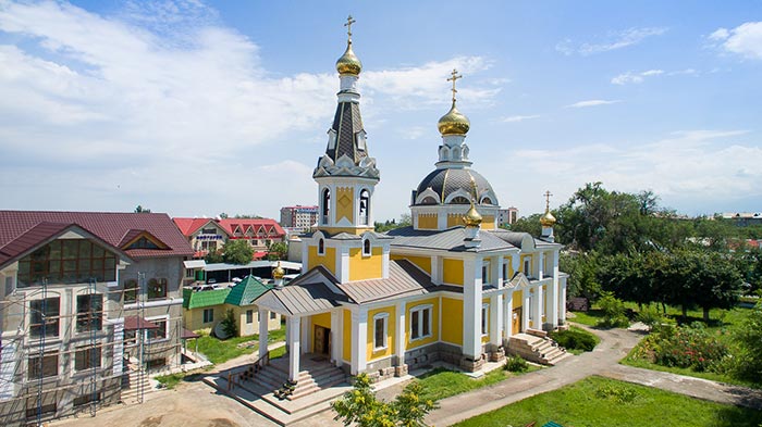 Епископ Геннадий совершил воскресную Литургию в Михаило-Архангельском соборе города Каскелен
