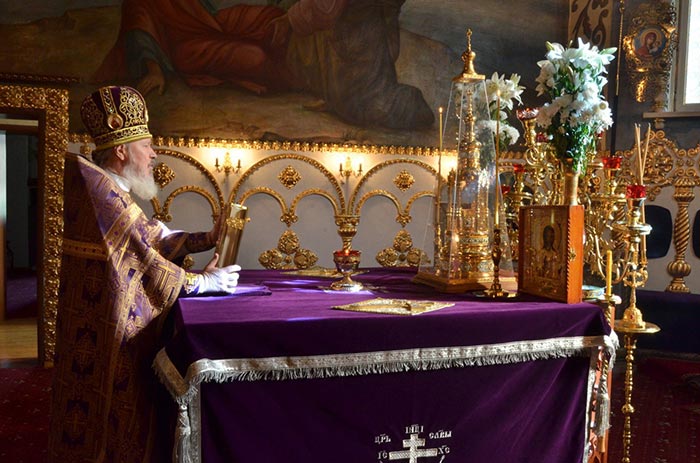 В неделю 4-ю Великого поста Управляющий делами Православной Церкви Казахстана совершил Литургию в Никольском соборе Алма-Аты