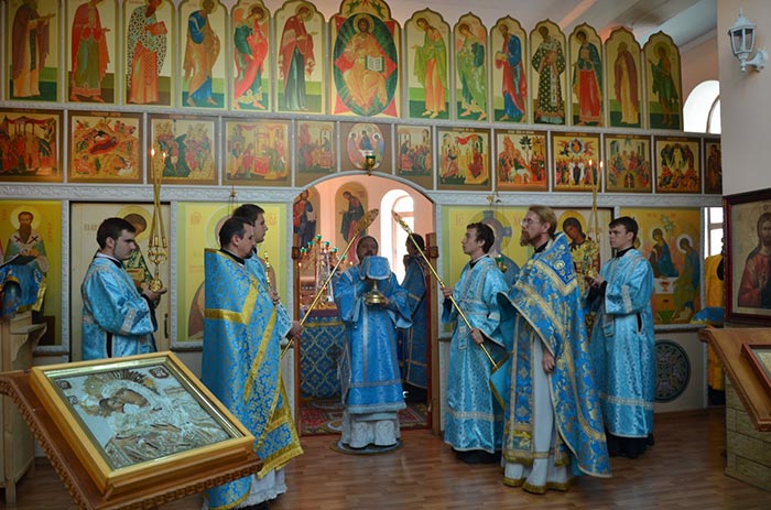 Управляющий делами Казахстанского Митрополичьего округа совершил воскресную Литургию во Владимирском храме станции Чемолган