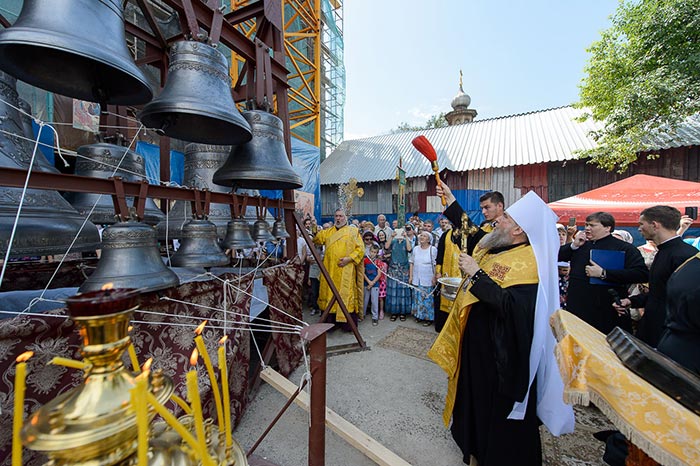 Митрополит Александр освятил колокола  для строящегося храма в честь Собора Пресвятой Богородицы в Турксибском районе Алма-Аты