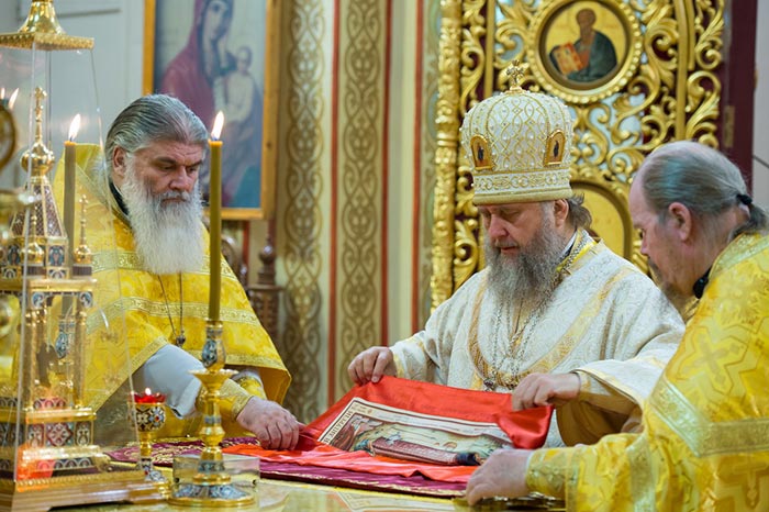 В первый воскресный день Успенского поста митрополит Александр совершил литургию в Вознесенском соборе Алма-Аты