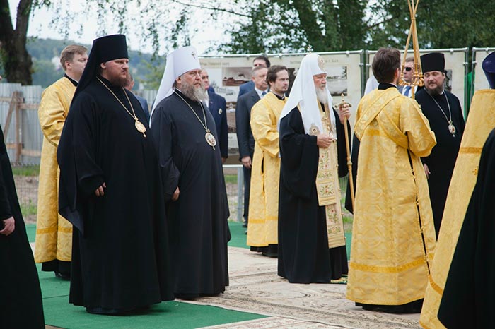 Глава Казахстанского Митрополичьего округа сослужил Святейшему Патриарху Кириллу при совершении закладки Успенского собора в Костромском кремле