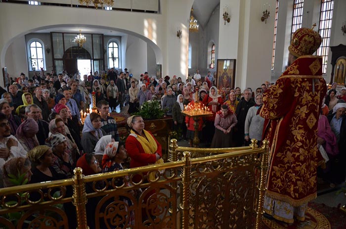 В неделю о расслабленном епископ Каскеленский Геннадий совершил Литургию в храме Христа Спасителя города Алма-Аты