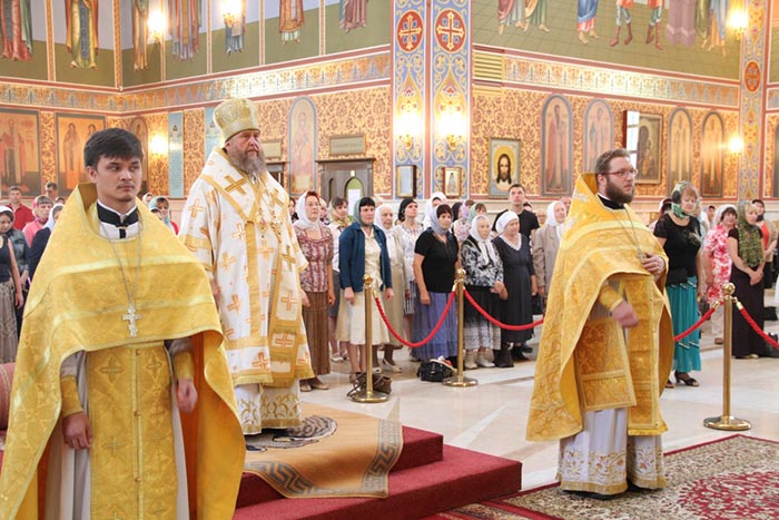 Глава Казахстанского Митрополичьего округа совершил воскресеную Литургию в главном храме Казахстана