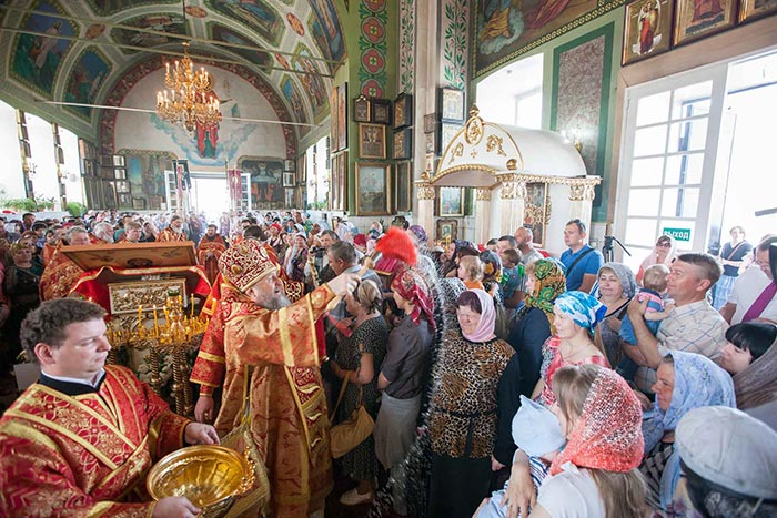 Православные христиане Гурьева совершают молитву перед Поясом Богородицы