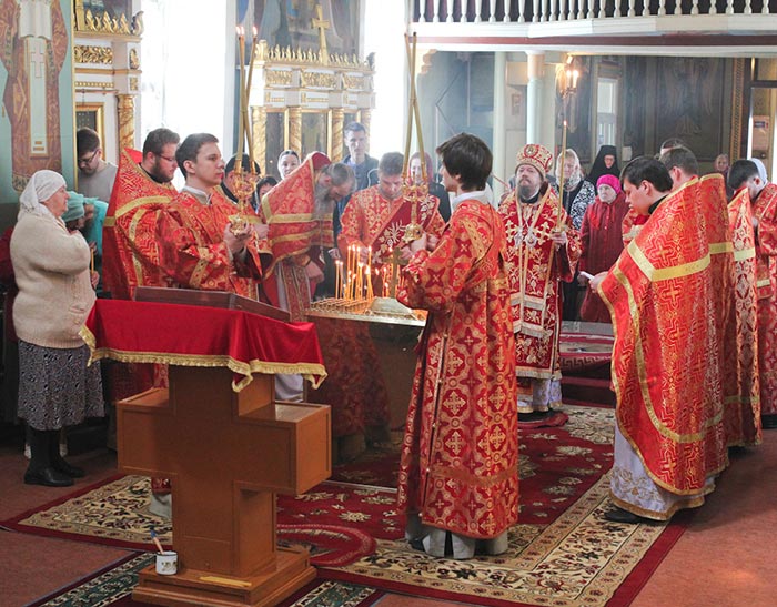 Епископ Каскеленский Геннадий возглавил богослужение в Константино-Еленинском соборе Астаны