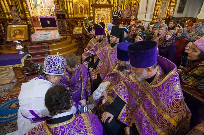 В Великий четверг Глава Православной Церкви Казахстана совершил чин умовения ног