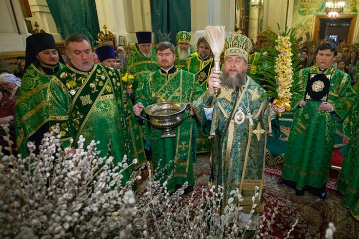 В канун Вербного воскресенья Глава Православной Церкви Казахстана совершил всенощное бдение в Вознесенском соборе Алма-Аты