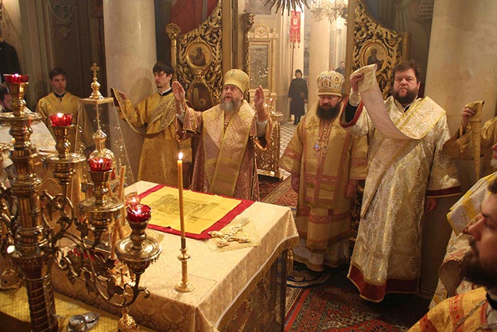 Память всех святых в земле Костромской просиявших молитвенно почтили в храме Представительства Казахстанского Митрополичьего Округа в Москве