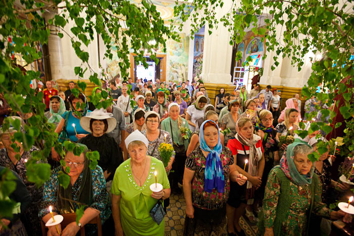 В канун праздника Живоначальной Троицы митрополит Александр совершил всенощное бдение в Вознесенском соборе Алма-Аты